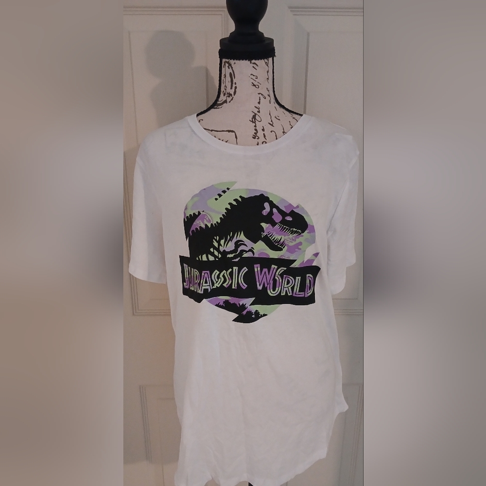 5/$25 NWT Jurassic World White Graphic T-Shirt Size XXL